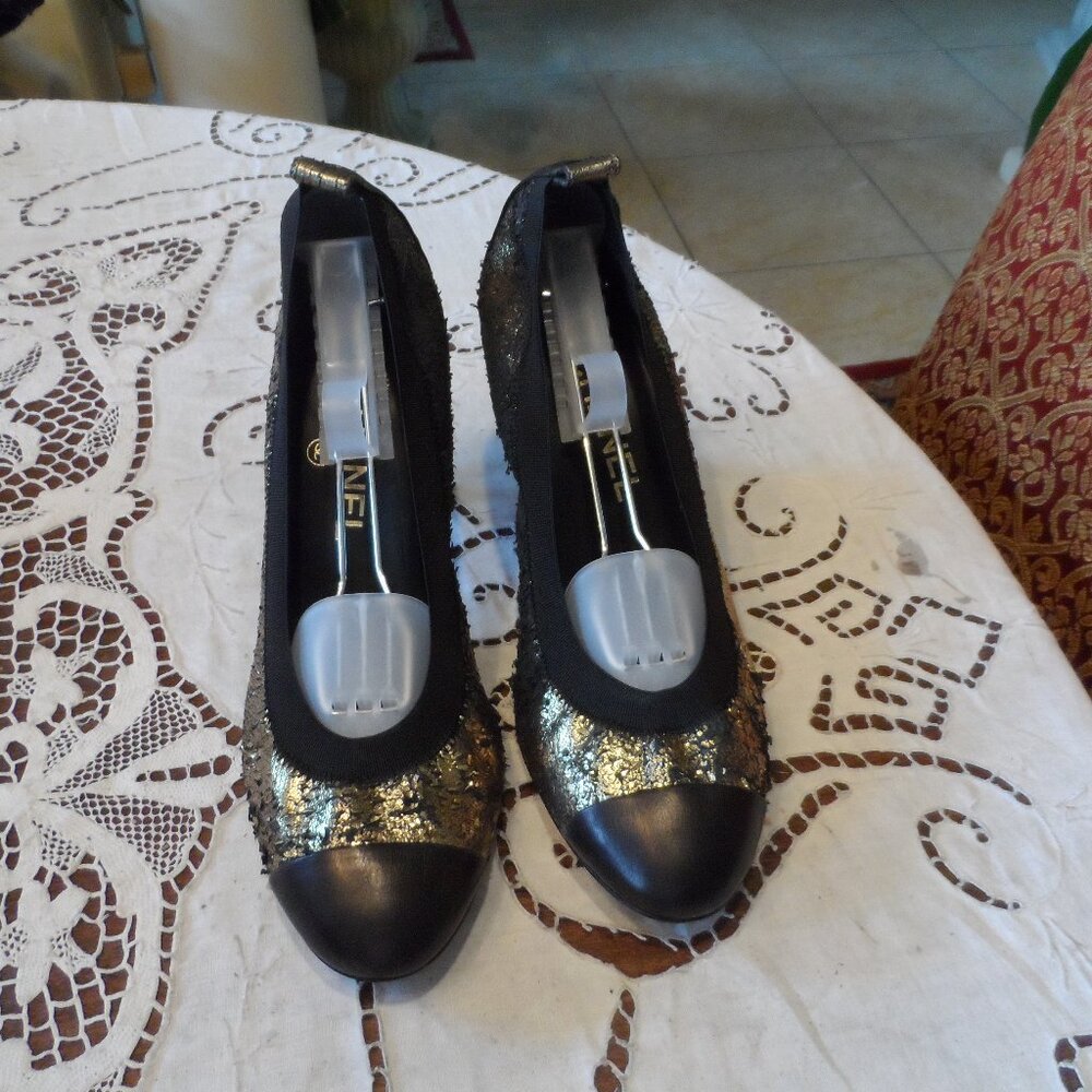 Chanel Gold Metallic Leather Pumps w/Elastic Trim Size 9B